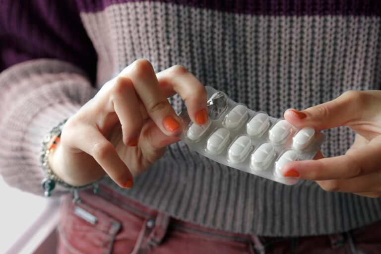 Frau mit Tablettenblister in der Hand
