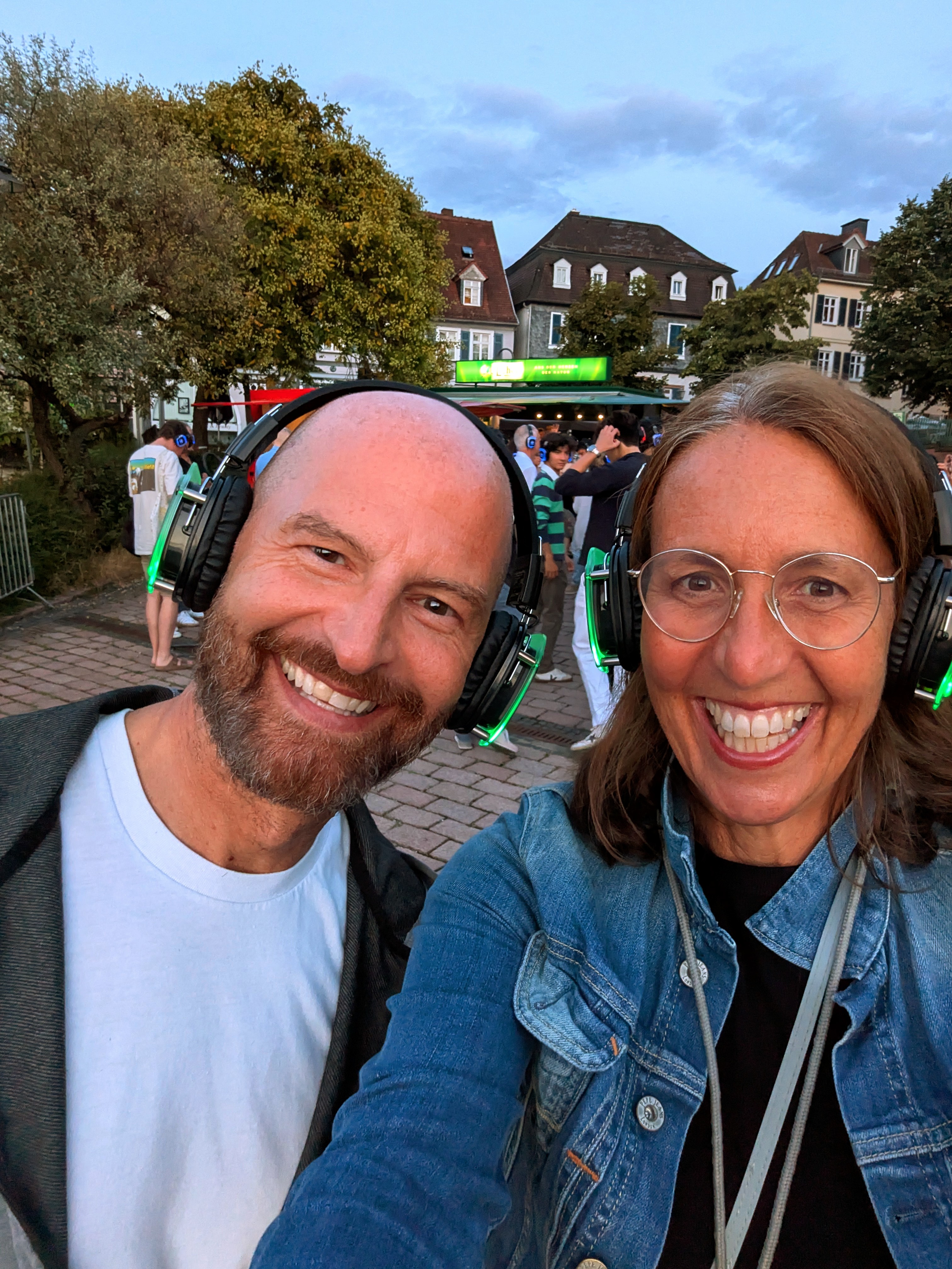 Tanja tanz mit Kopfhörer auf einem Straßenfest
