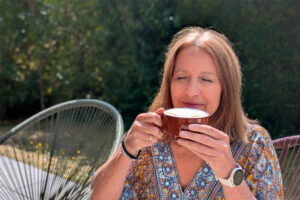 Tanja riecht am Cappuccino