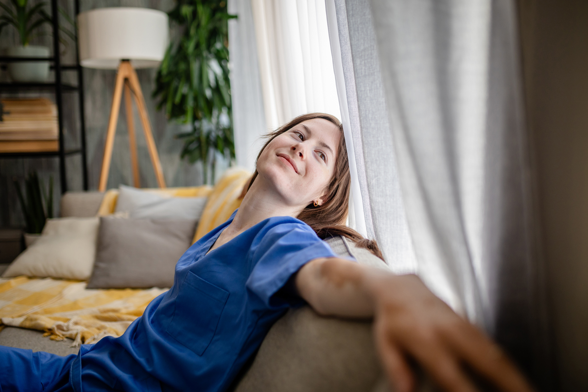 Eine Frau mit Vitiligo sitzt auf dem Sofa und entspannt sich