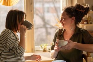 2 Frauen mittleren Alters trinken Kaffee und reden