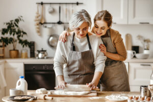 Mutter und Tochter verbringebn gemeinsam Zeit in der Küche und backen.